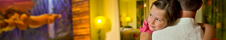 Jeune visiteur dans la suite Le Roi Lion de Disney’s Art of Animation